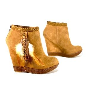 CHINESE LAUNDRY | Milana | Suede Wedge/ Feathers